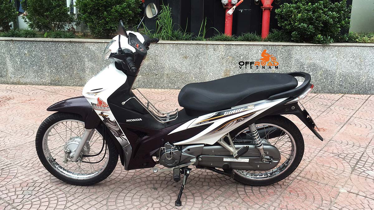 Hanoi motorbikes for rent: Honda step-through moped 2011 WaveS 110cc