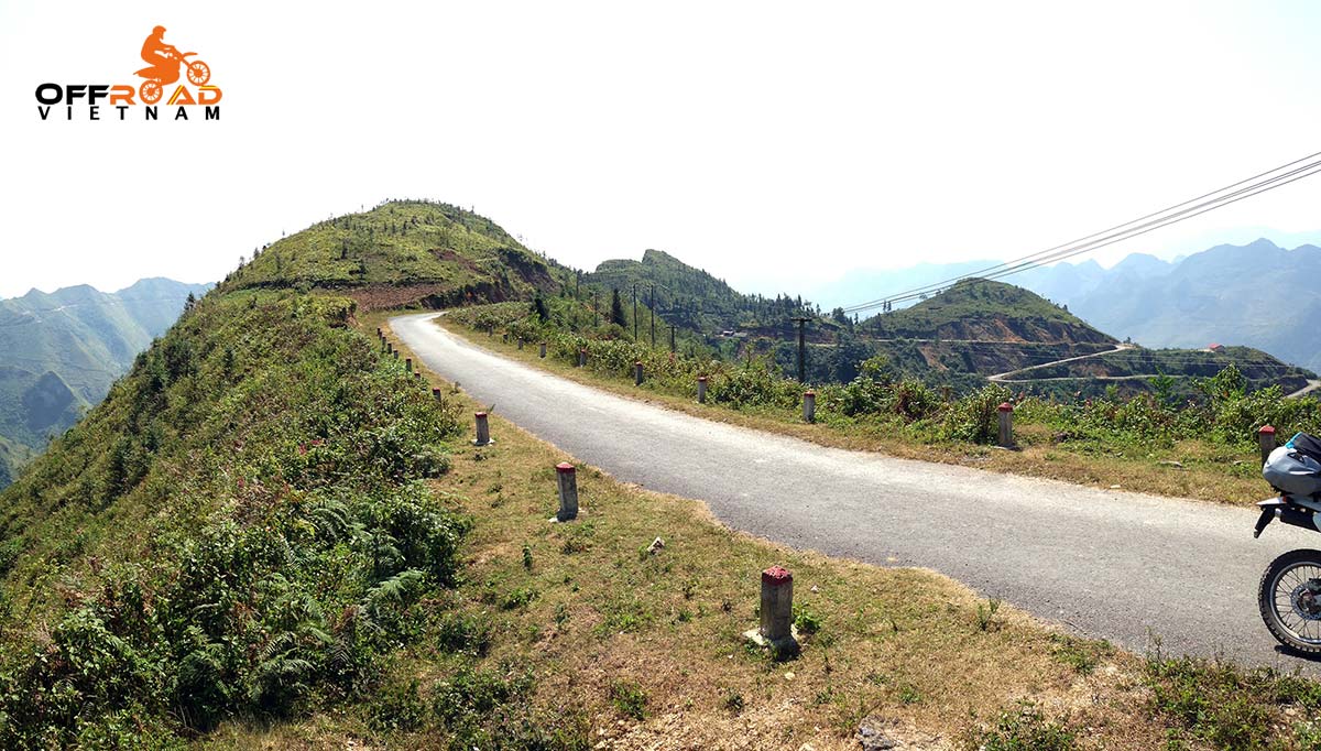 Vietnam Off-road Motorbike Tours - Ha Giang Motorbike Tour 11 Days: Than Uyen motorcycle touron the roof roads.